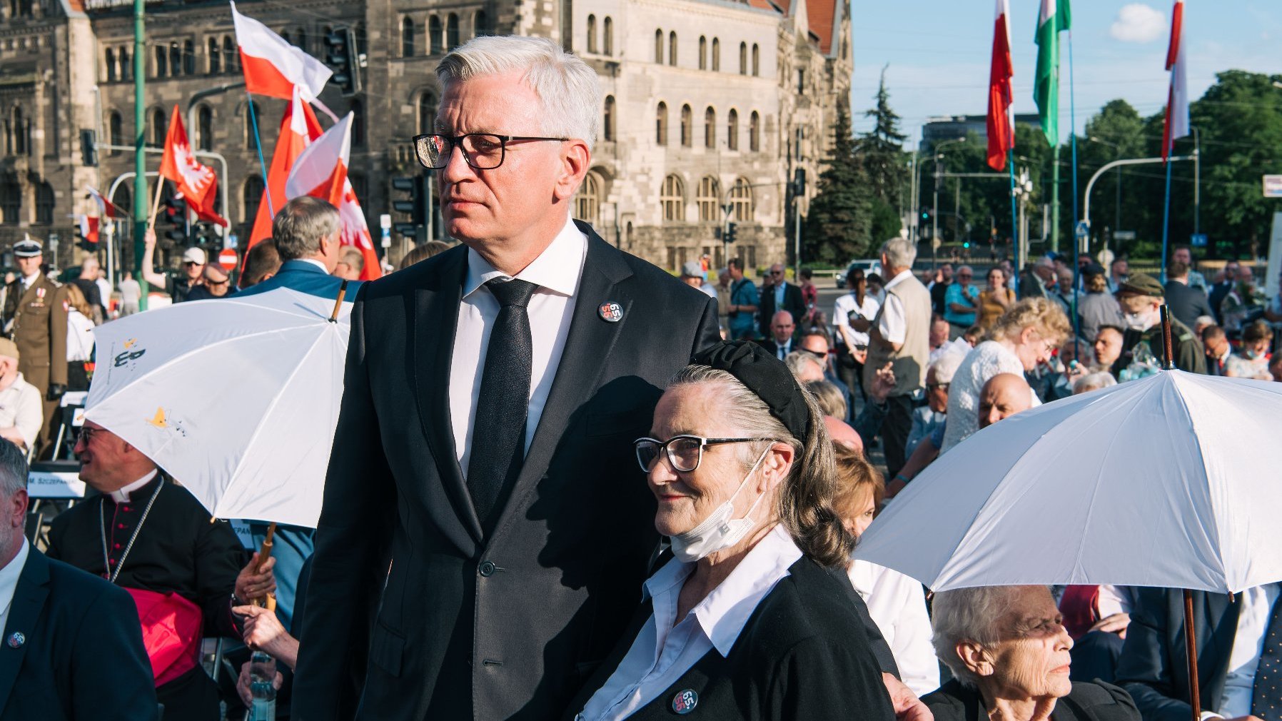 Na zdjęciu Jacek Jaśkowiak, obok niego starsza kobieta, w tle plac Adama Mickiewicza