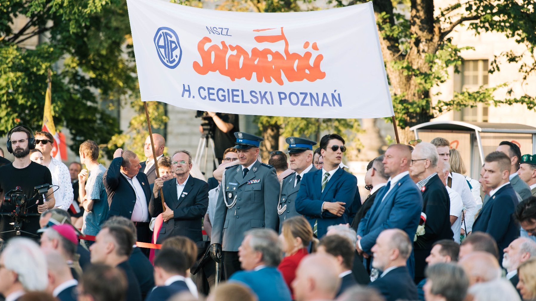 Plac Mickiewicza, na zdjęciu grupa ludzi trzymająca baner z napisem NSZZ Solidarność, H. Cegielski Poznań