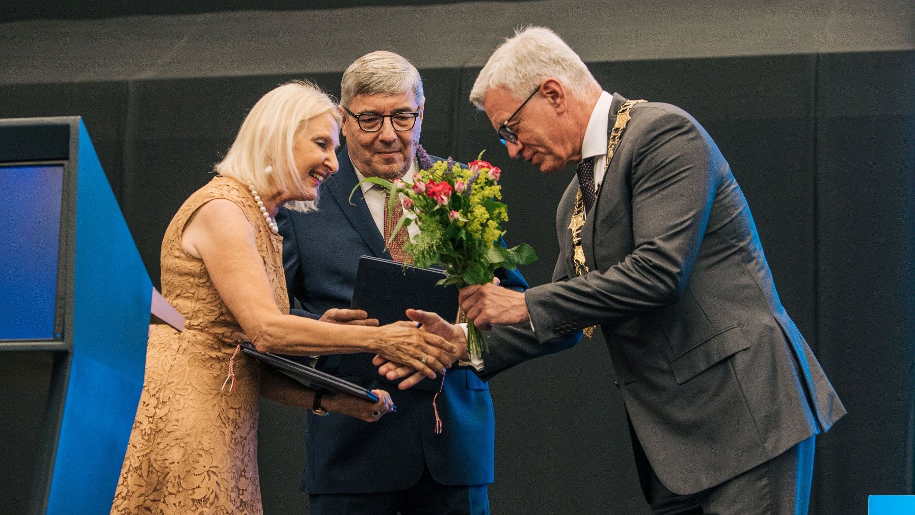 Sala Ziemi na MTP, prof. Siemionow odbiera nagrodę z rąk Jacka Jaśkowiaka i Grzegorza Ganowicza