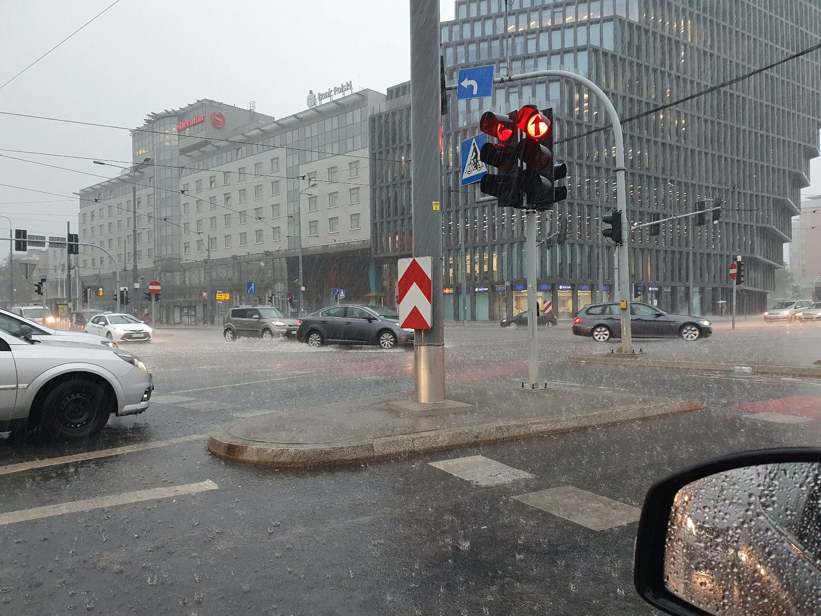 Zdjęcie przedstawia centrum Poznania podczas nawałnicy z 22 czerwca - grafika rozmowy