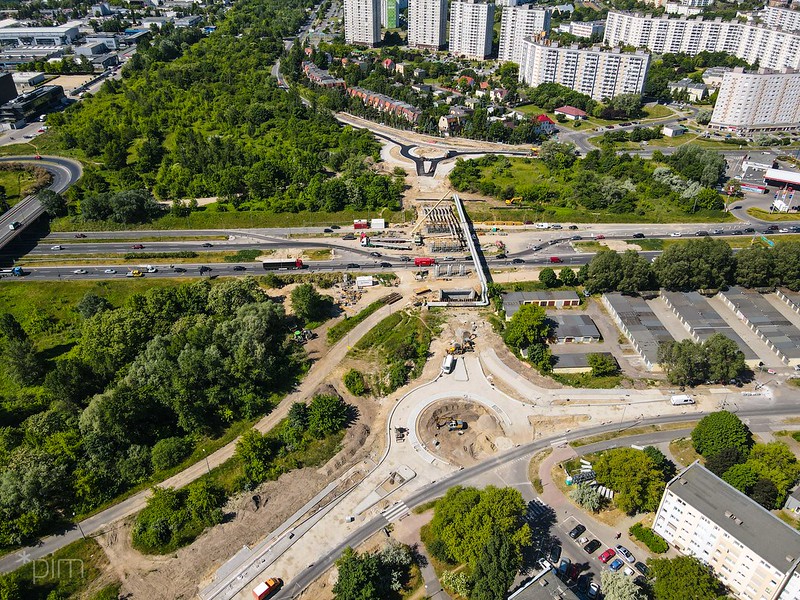 Zdjęcie z lotu ptaka na budowany wiadukt i układ komunikacyjny po obu jego stronach - grafika rozmowy