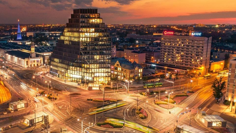 Na zdjęciu panorama Poznania o zachodzie słońca, w centrum Bałtyk - grafika rozmowy