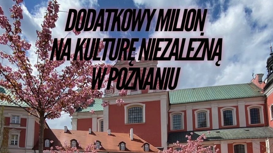 Grafika przedstawia dziedziniec Urzędu Miasta Poznania, widać na nim ławki i budynek urzędu. Znajduje się też napis "Dodatkowy milion na kulturę niezależną w Poznaniu".