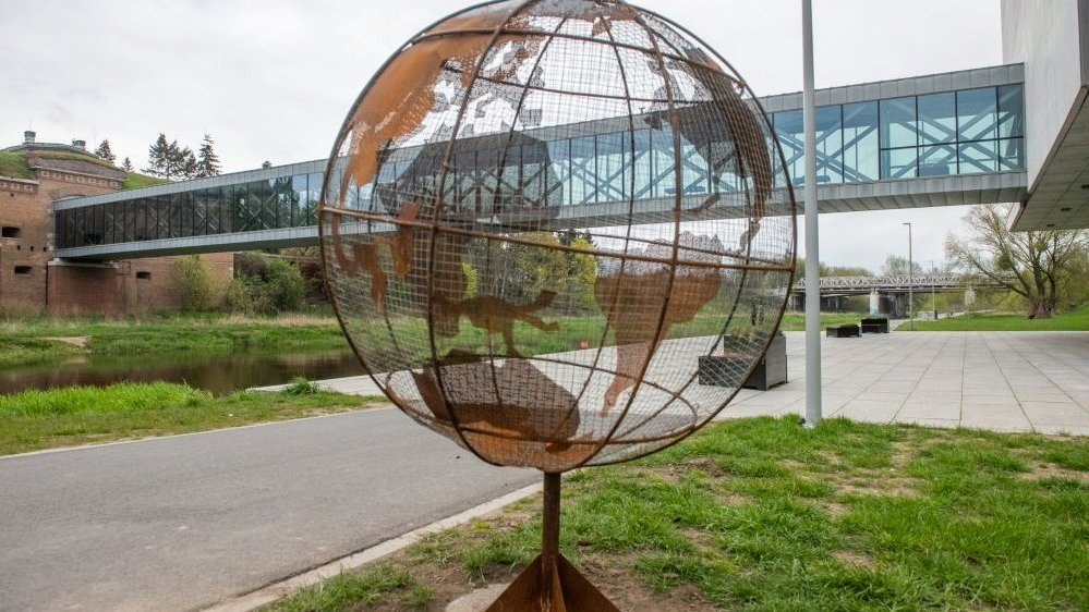 Zdjęcie przedstawia instalację - model ziemi.