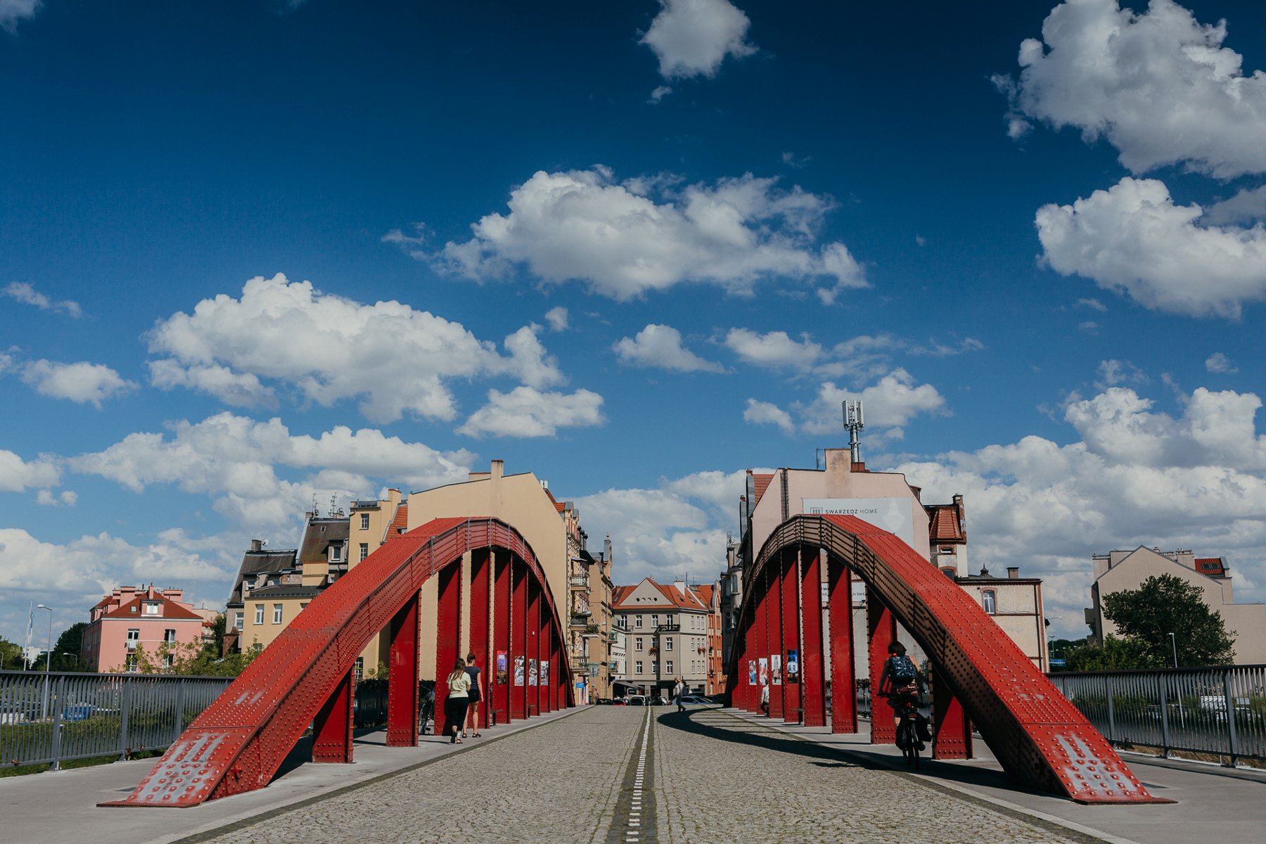 Galeria zdjęć przedstawia jedno z poznański osiedli - Śródkę. - grafika rozmowy