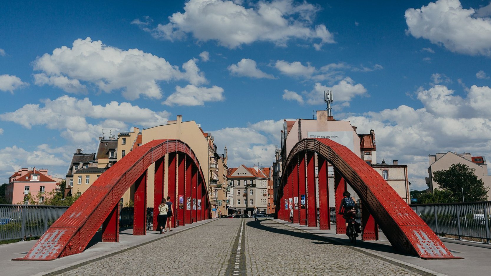 Galeria zdjęć przedstawia jedno z poznański osiedli - Śródkę.