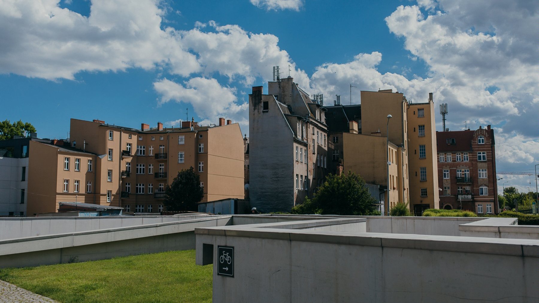 Galeria zdjęć przedstawia jedno z poznański osiedli - Śródkę.