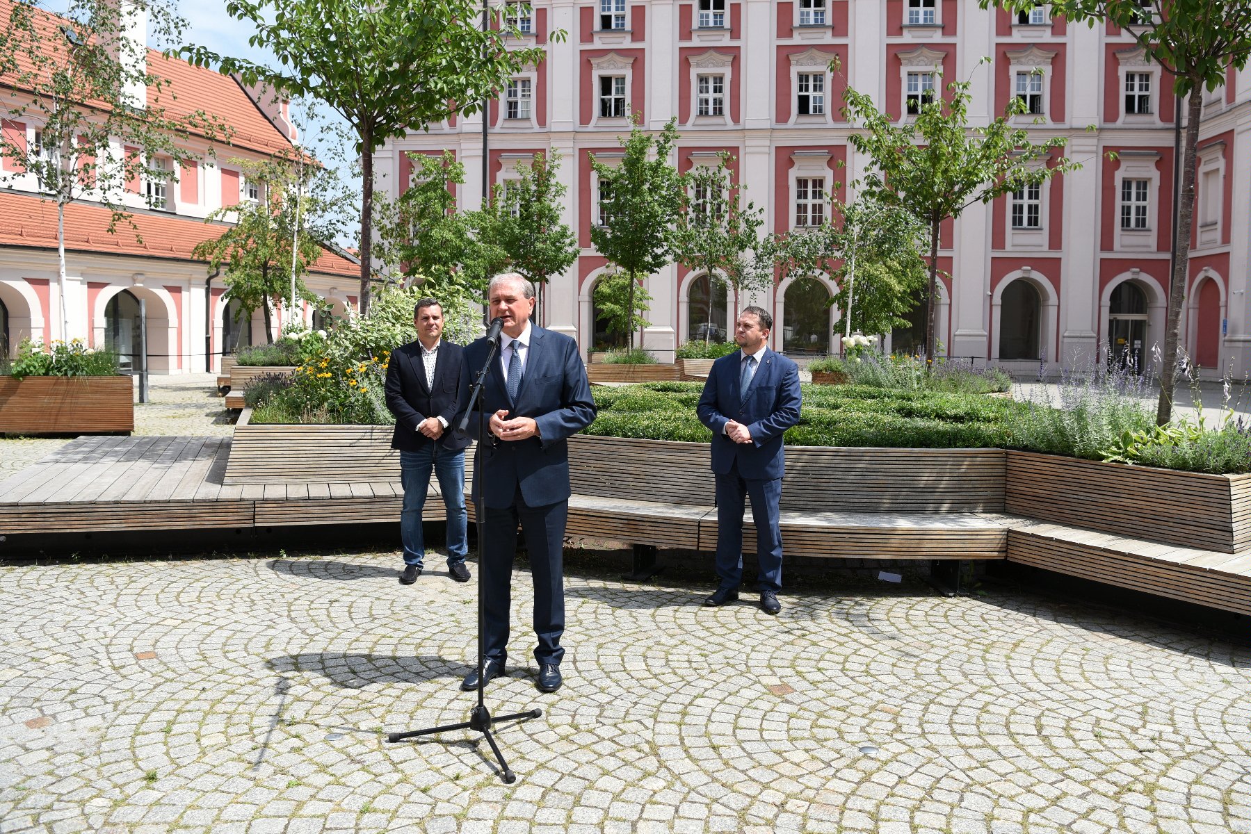 Galeria zdjęć przedstawia konferencję prasową poświęconą Narodowemy Spisowi Powszechnemy. Na zdjęciach: Stanisław Tamm, sekretarz Miasta, Wojciech Kasprzak, dyrektor Wydziału Oraganizacyjnego UMP oraz Marcin Szymkowiak, zastępca Dyrektora Urzędu Statystycznego w Poznaniu. - grafika rozmowy