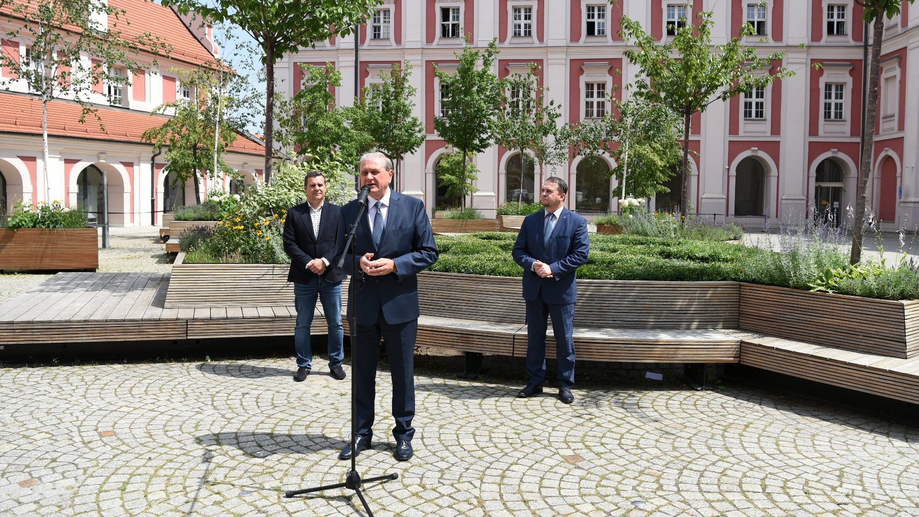 Galeria zdjęć przedstawia konferencję prasową poświęconą Narodowemy Spisowi Powszechnemy. Na zdjęciach: Stanisław Tamm, sekretarz Miasta, Wojciech Kasprzak, dyrektor Wydziału Oraganizacyjnego UMP oraz Marcin Szymkowiak, zastępca Dyrektora Urzędu Statystycznego w Poznaniu.