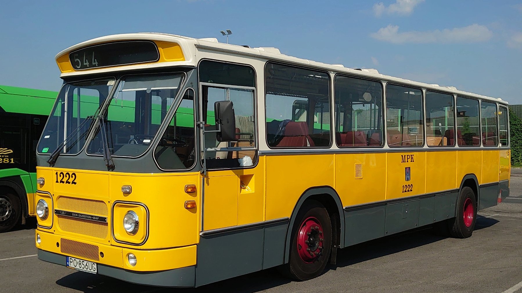 Zdjęcie przedstawia żółty zabytkowy autobus.