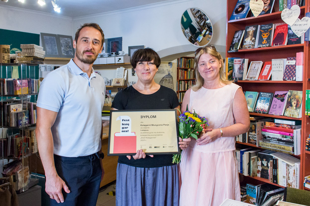 Galeria zdjęć przedstawia radnego Grzegorza Jurę, dyrektorkę Wydawnictwa Miejskiego Posnania oraz laureatów plebiscytu "Fest Księgarnia". - grafika rozmowy