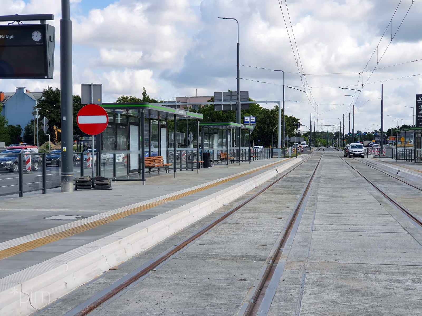 Zdjęcie przedstawiające rondo Rataje, na pierwszym planie przystanek tramwajowy i torowisko - grafika rozmowy