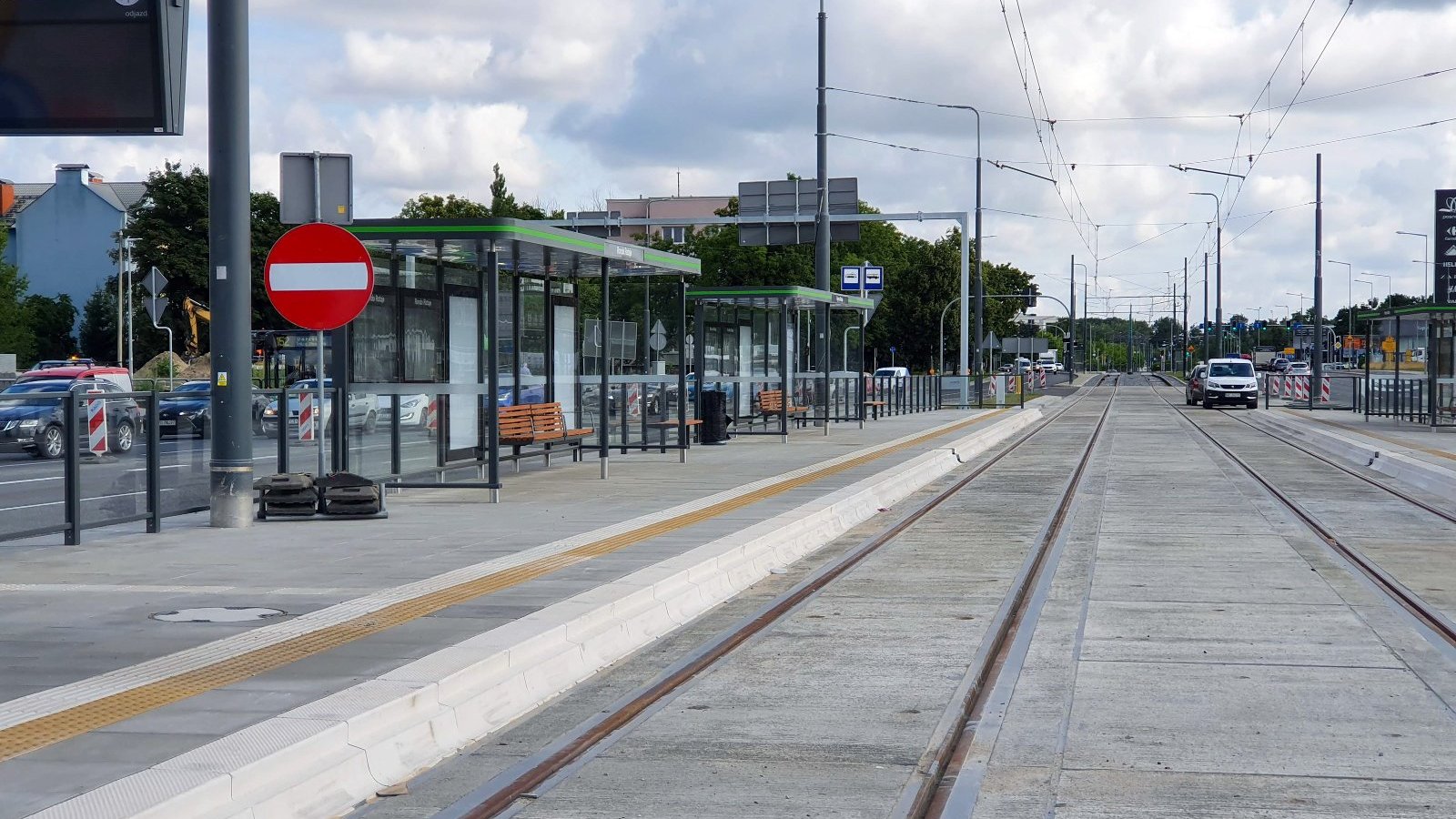 Zdjęcie przedstawiające rondo Rataje, na pierwszym planie przystanek tramwajowy i torowisko