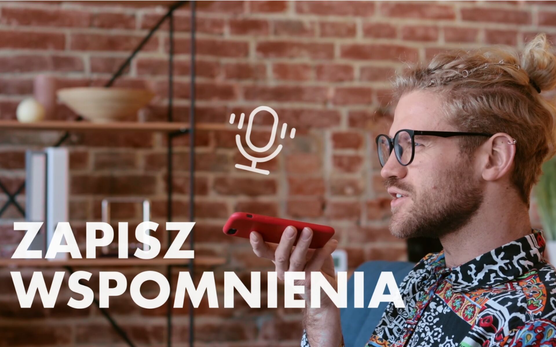 Zdjęcie: młody mężczyzna mówiący do trzymanego w dłoni telefonu, poniżej napis: zapisz wspomnienia - grafika rozmowy