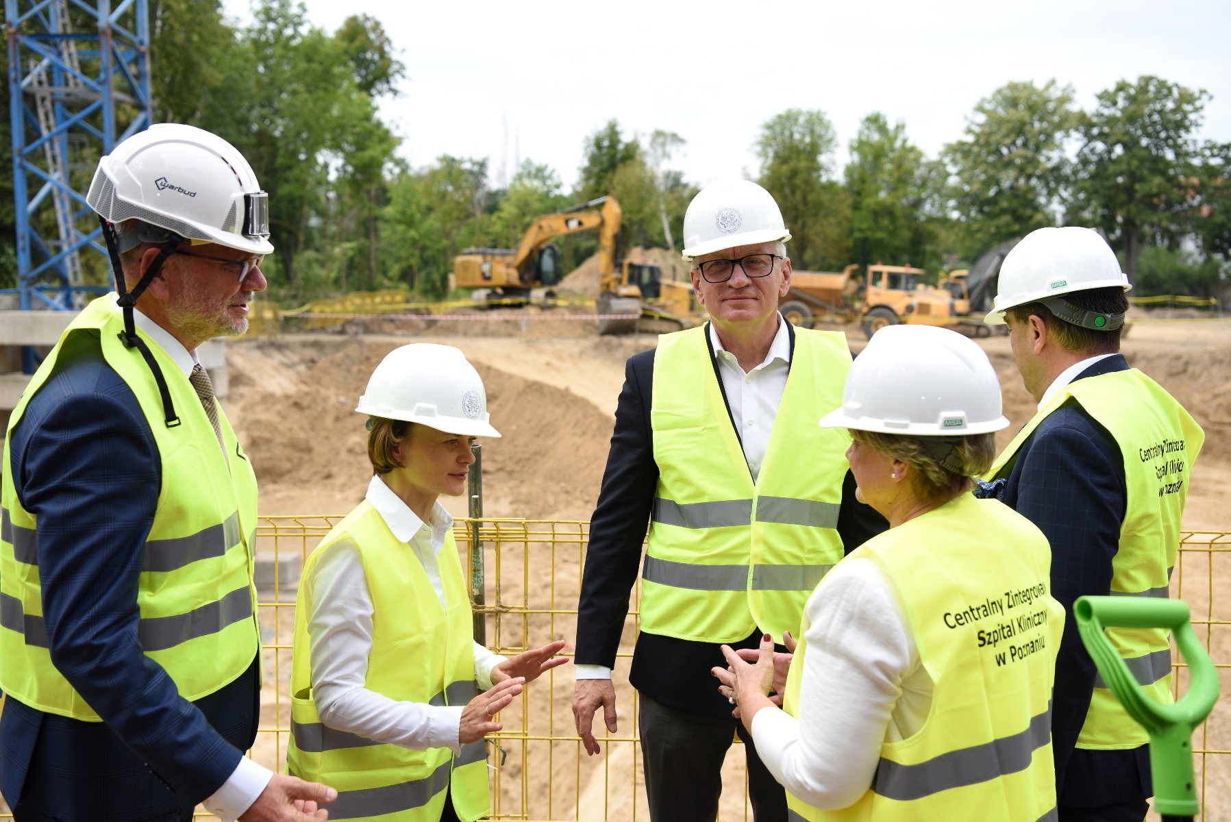 Zdjęcie przedstawia uroczystość inauguracji Centralnego Zintegrowanego Szpitala Klinicznego. - grafika rozmowy