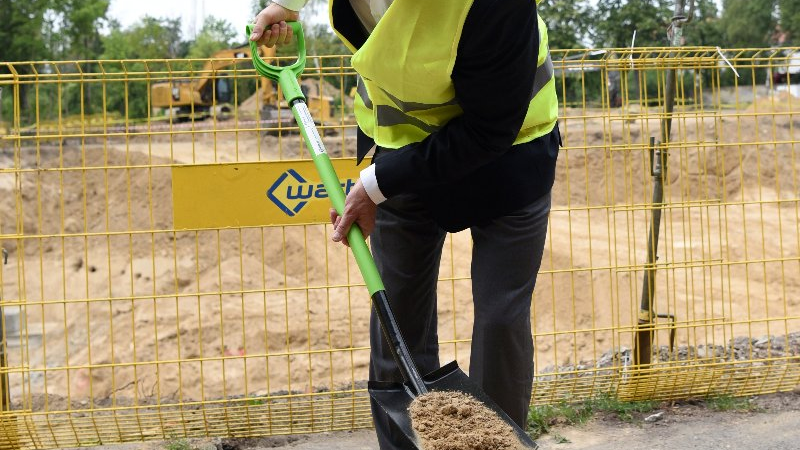 Zdjęcie przedstawia uroczystość inauguracji budowy Centralnego Zintegrowanego Szpitala Klinicznego.