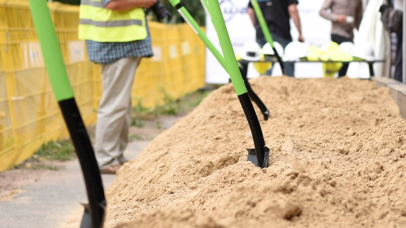 Zdjęcie przedstawia uroczystość inauguracji budowy Centralnego Zintegrowanego Szpitala Klinicznego.