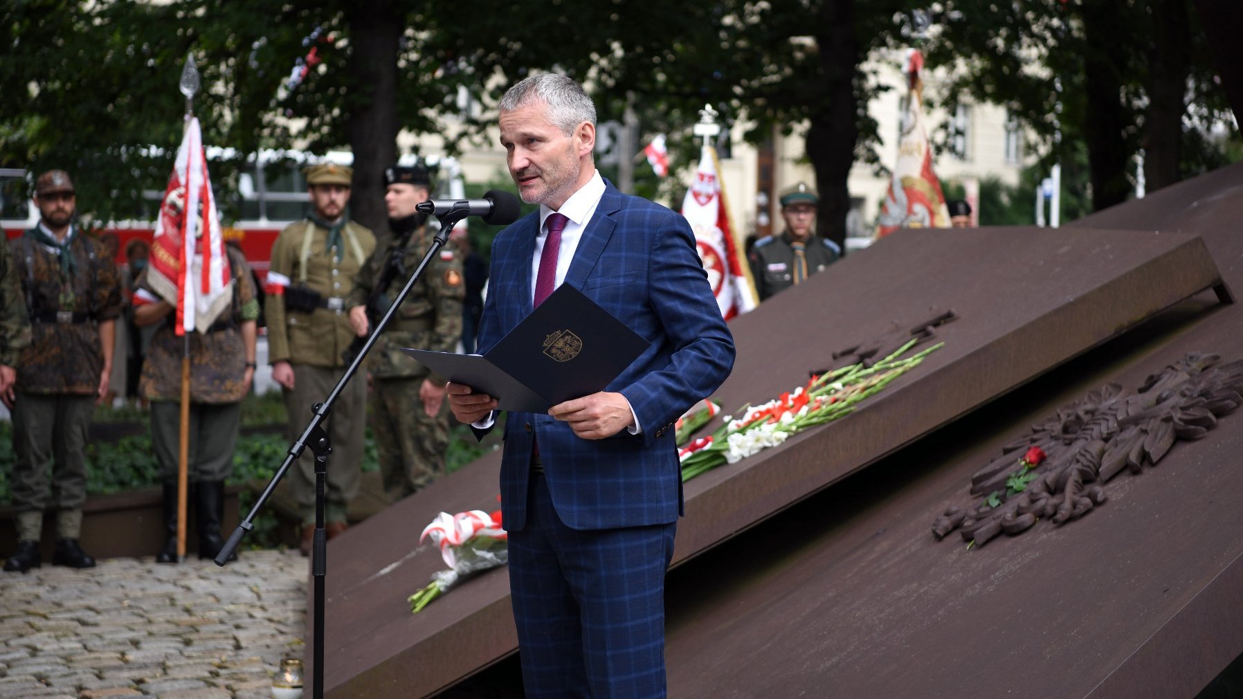 Galeria zdjęć przedstawia poznańskie uroczystości 77. rocznicy Powstania Warszawskiego.