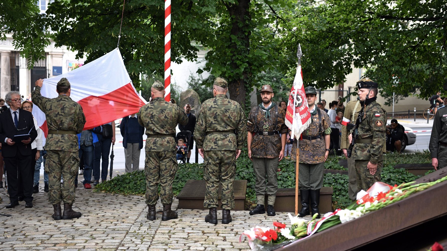 Galeria zdjęć przedstawia poznańskie uroczystości 77. rocznicy Powstania Warszawskiego.