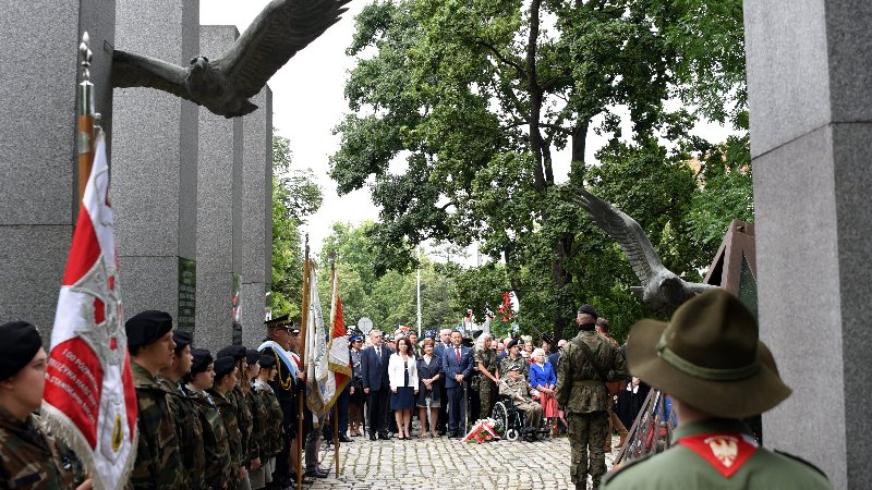 Galeria zdjęć przedstawia poznańskie uroczystości 77. rocznicy Powstania Warszawskiego.