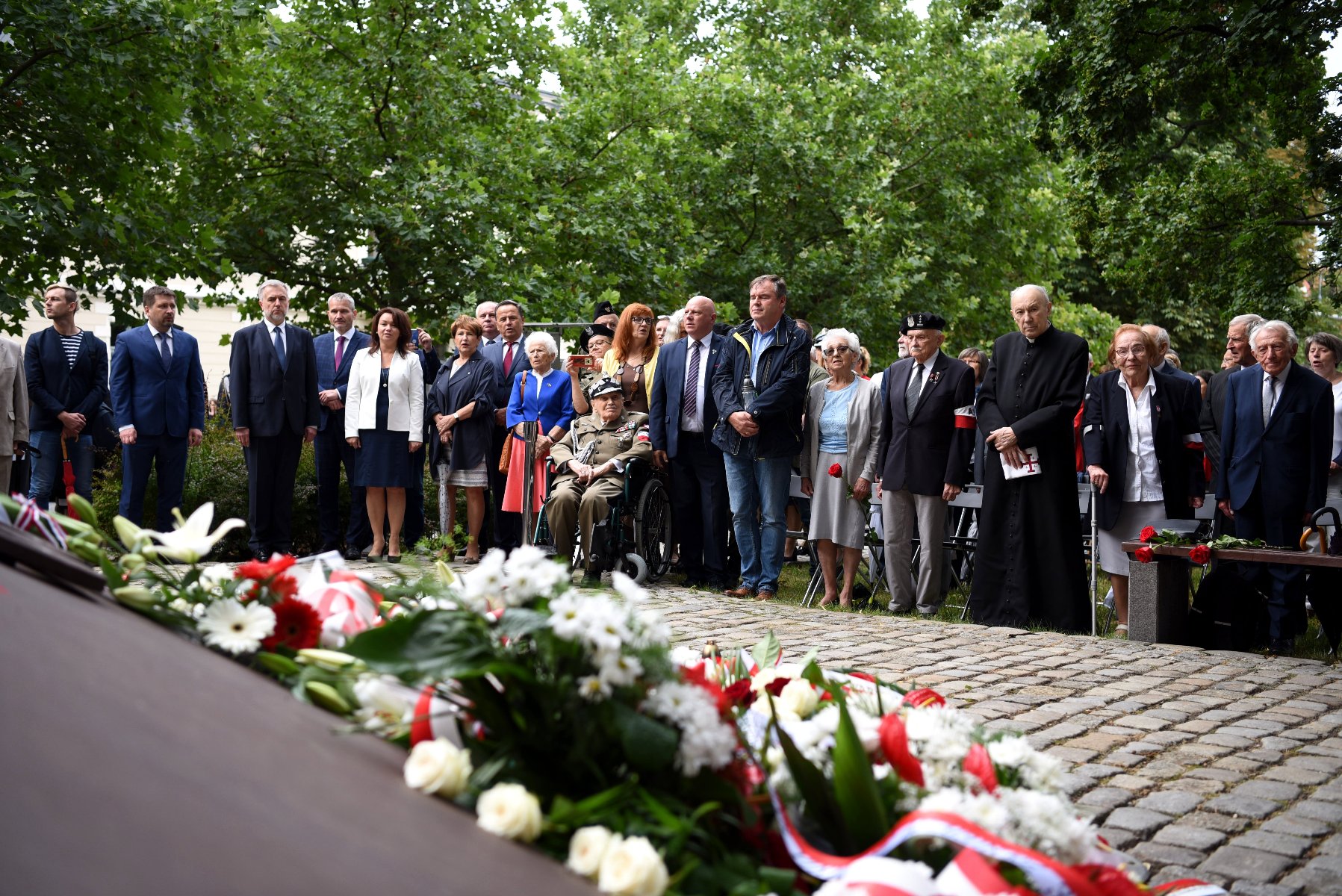 Galeria zdjęć przedstawia poznańskie uroczystości 77. rocznicy Powstania Warszawskiego. - grafika rozmowy