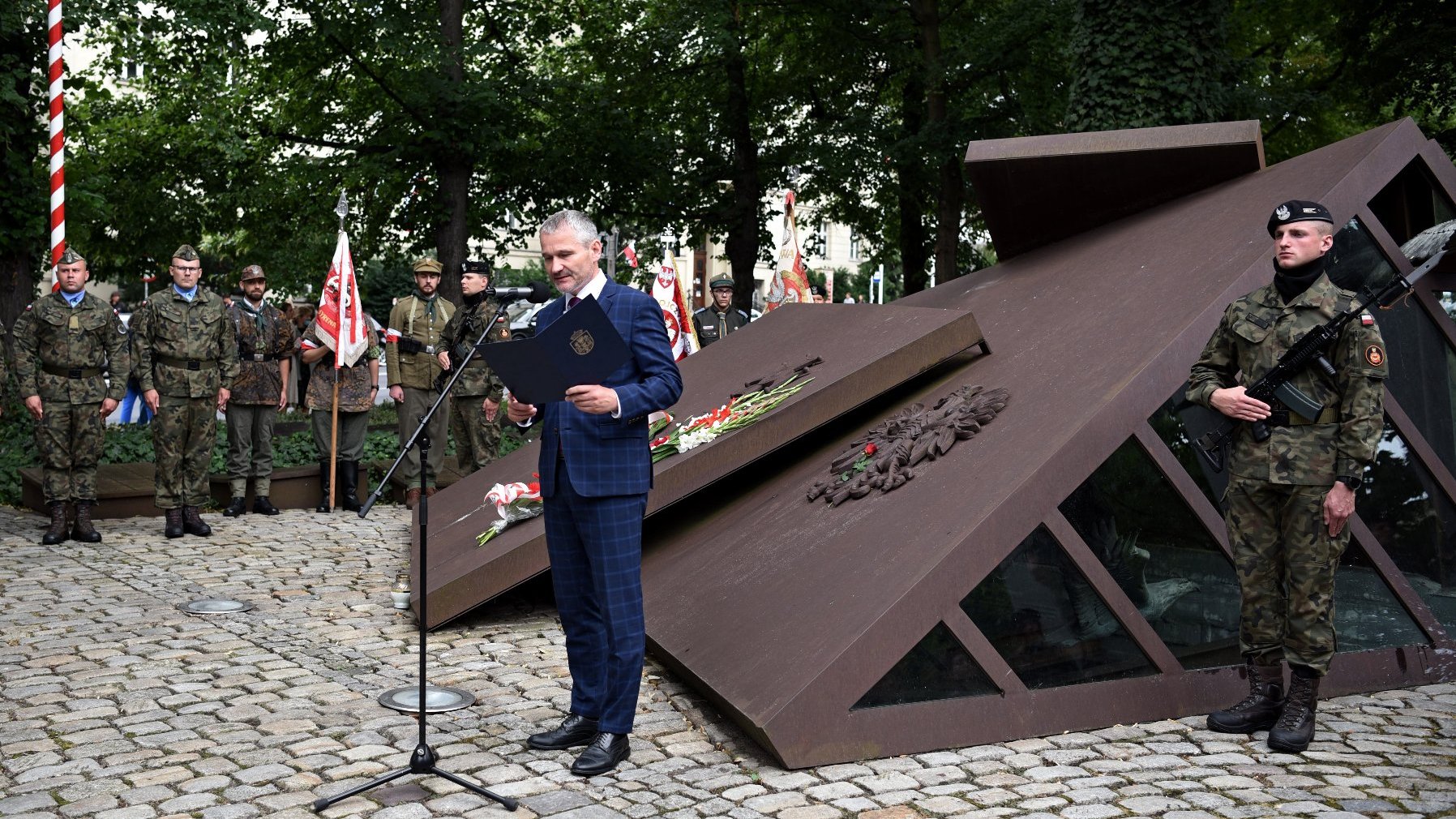 Galeria zdjęć przedstawia poznańskie uroczystości 77. rocznicy Powstania Warszawskiego.