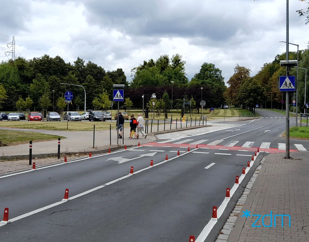 Galeria zdjęć przedstawia odcinek al. Armii Poznań. Na fotografiach widać jezdnie, samochody i pieszych na chodniku. - grafika rozmowy