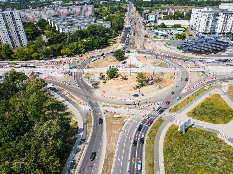 Galeria zdjęć przedstawia rondo Rataje widziane z góry. - grafika rozmowy