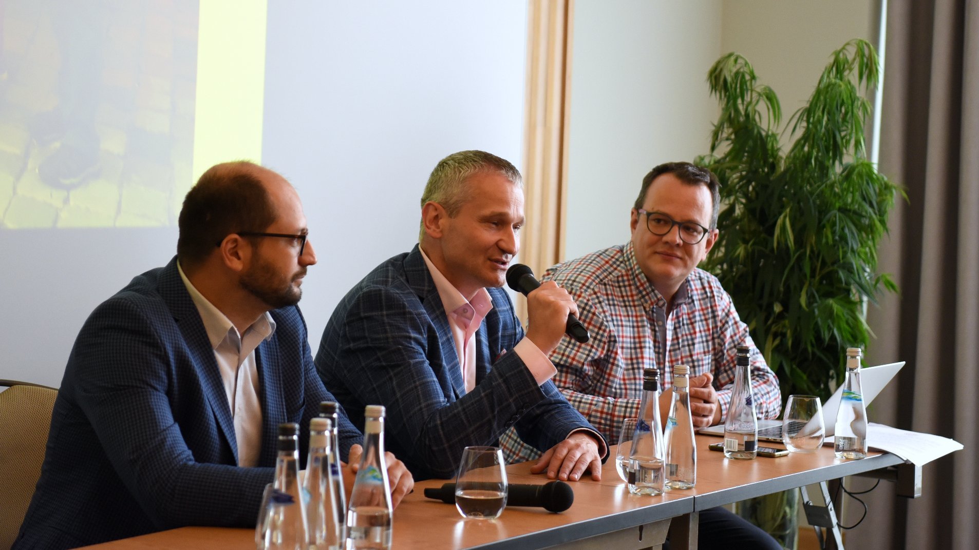 Zdjęcie przedstawia uczestników konferencji prasowej za stołem.