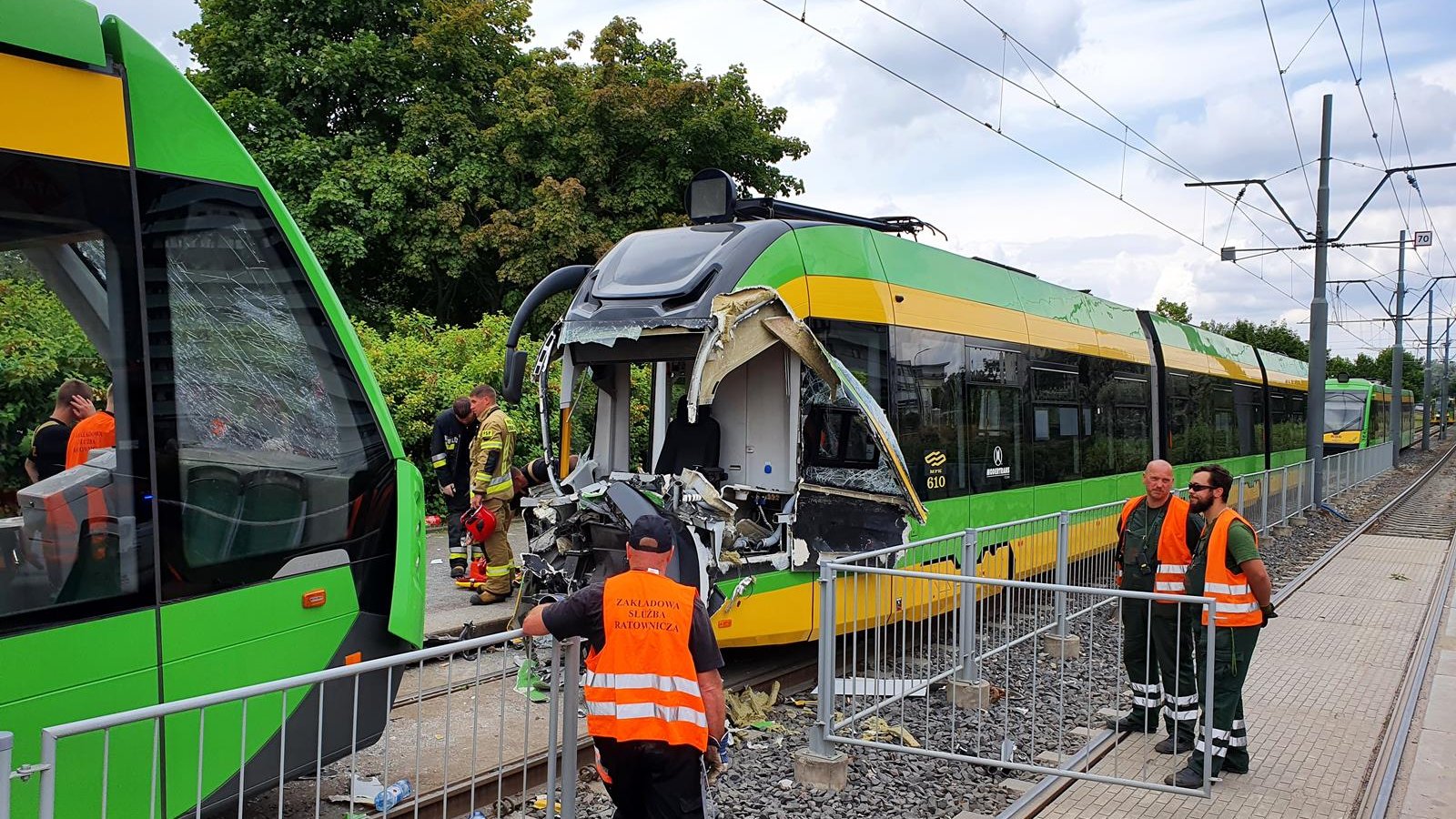 Na zdjęciu dwa tramwaje, jeden z nich ma całkowicie zniszczoną kabinę motorniczego