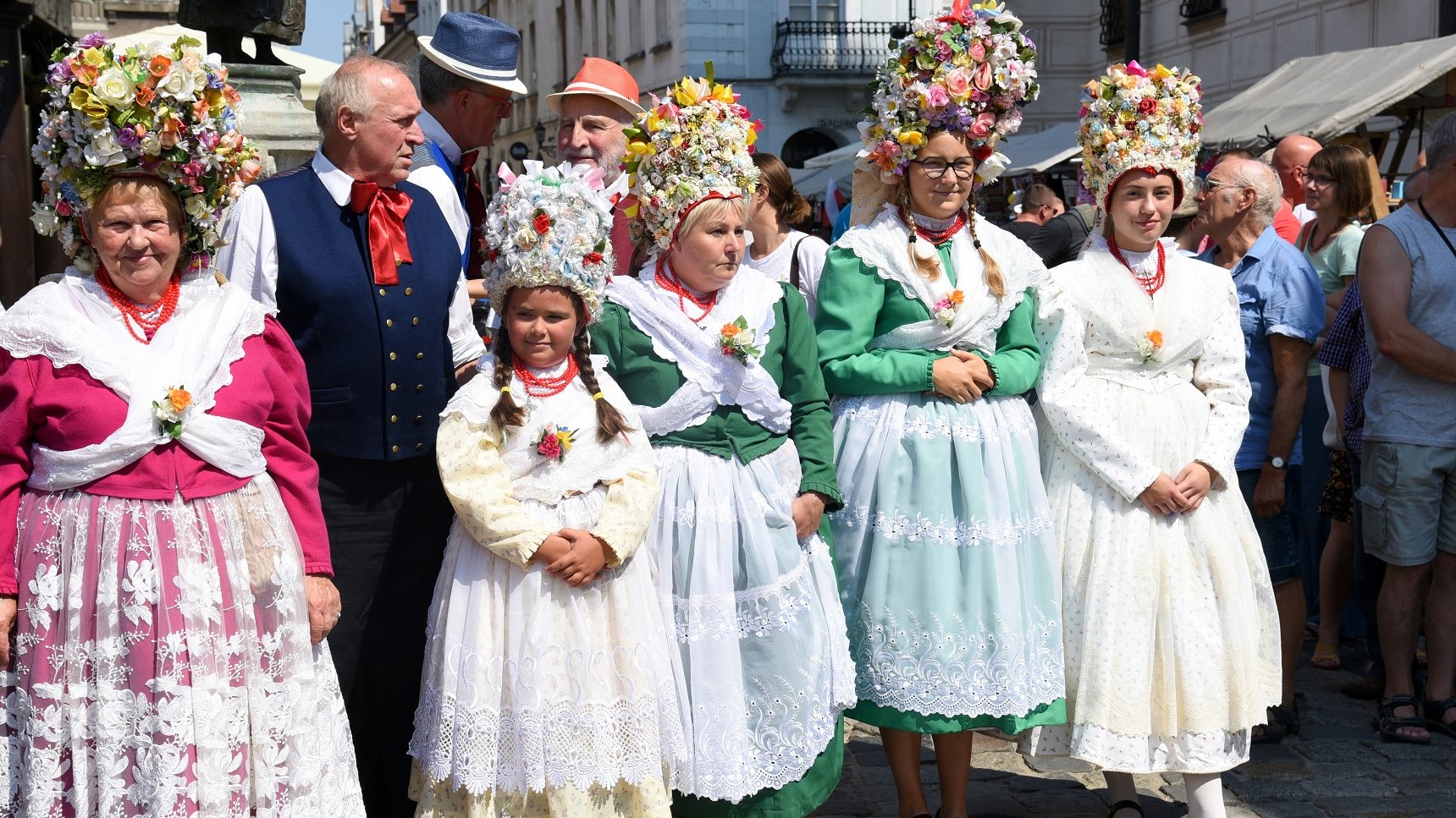 Bambrzy w kolorowych strojach. - grafika rozmowy