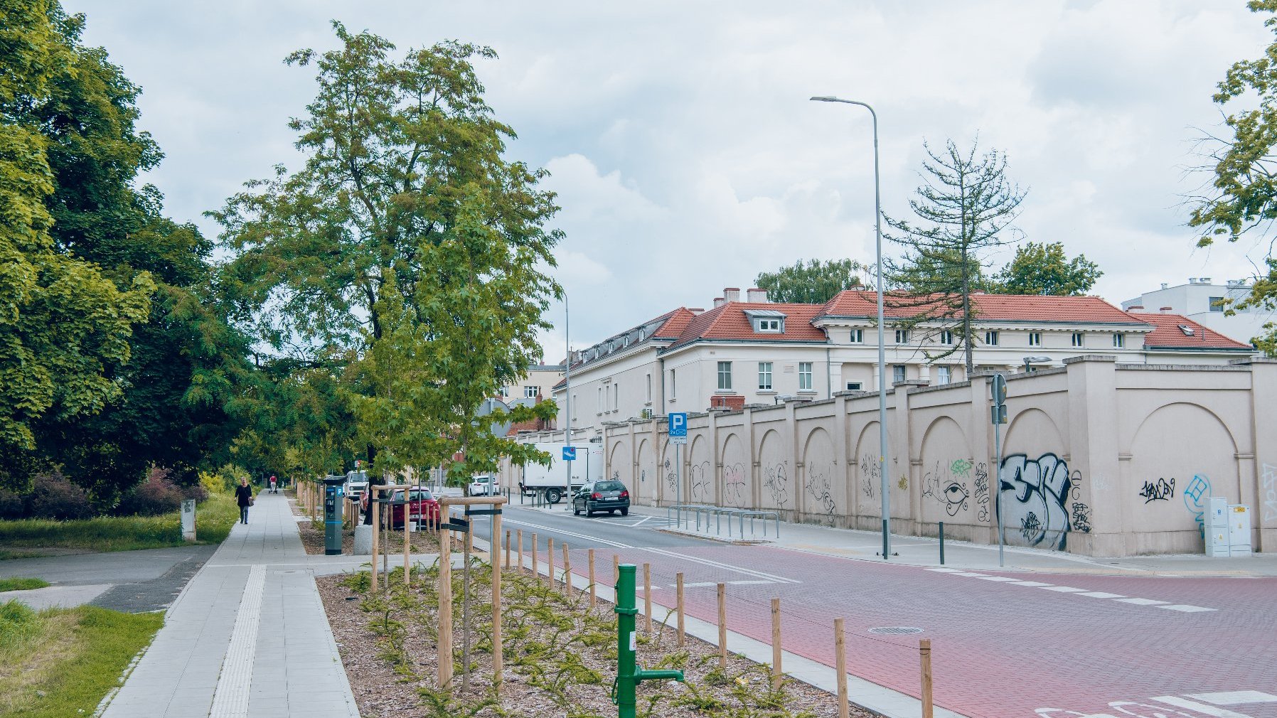 Galeria zdjęć przedstawia zieleń przy pasach drogowych.