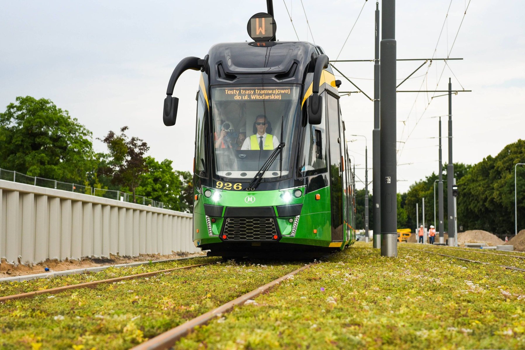 Zdjęcie przedstawia tramwaj na trasie do ul. Włodarskiej w trakcie testów - grafika rozmowy