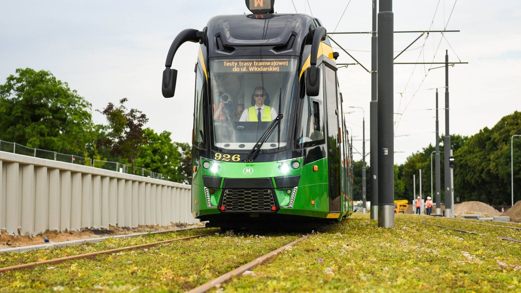 Zdjęcie przedstawia tramwaj na trasie do ul. Włodarskiej w trakcie testów