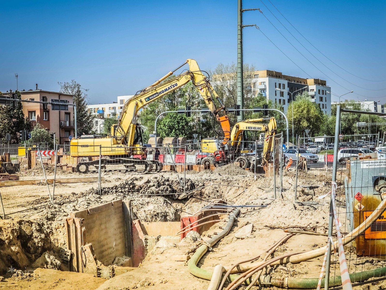 Zdjęcie pokazujace plac budowy przy skrzyżowaniu ulic: św. Wawrzyńca, Żermoskiego i Niestachowskiej - grafika rozmowy