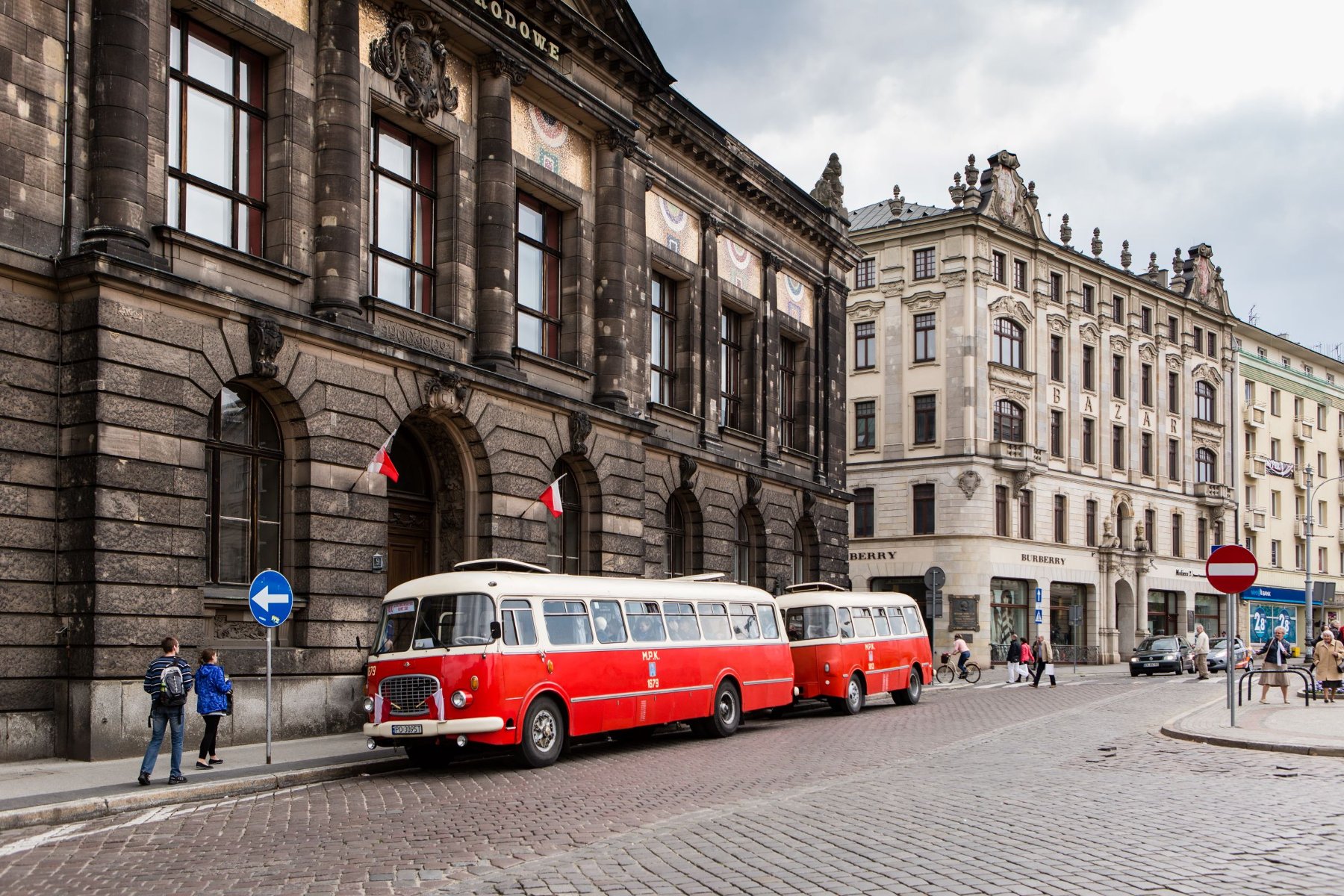 Autobus "ogórek" pod Muzeum Narodowym w Poznaniu - grafika rozmowy