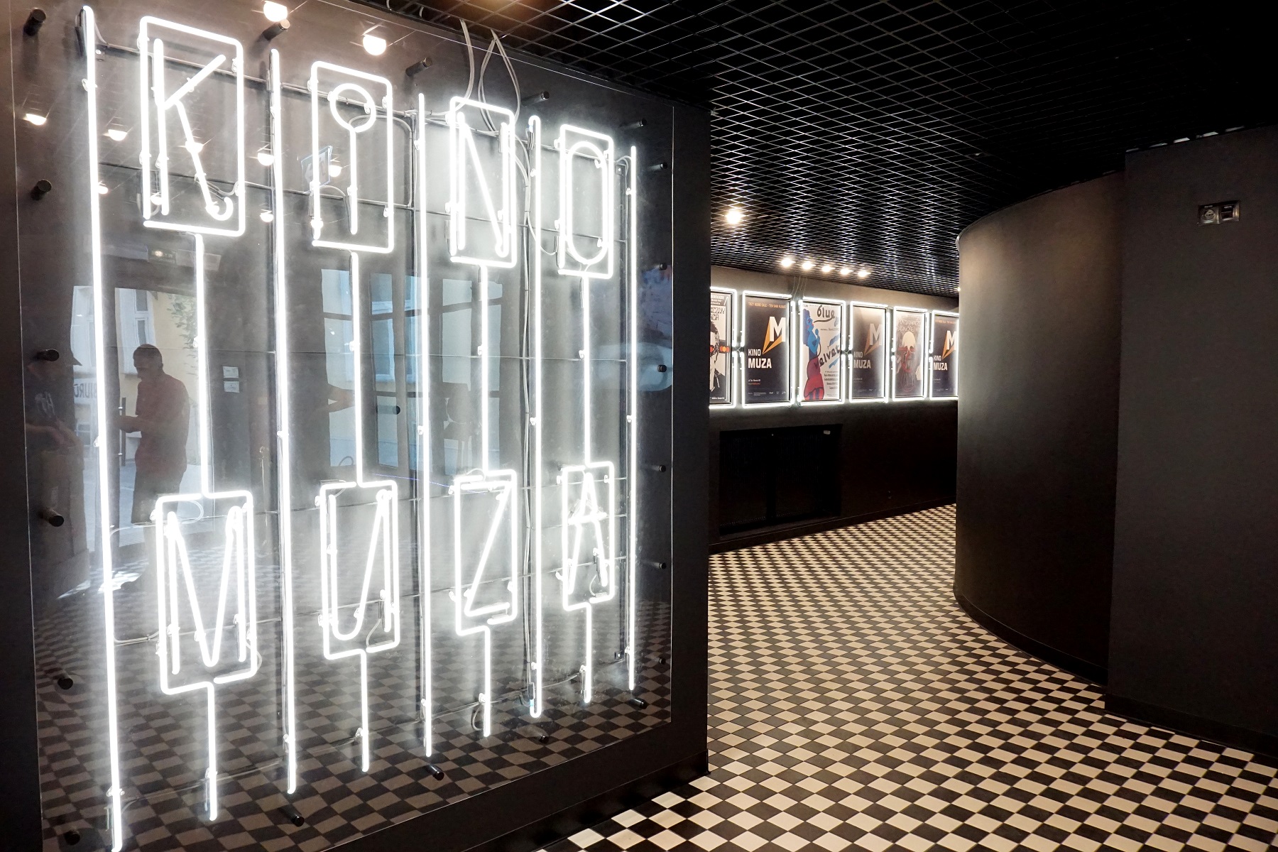 Neon "Kino Muza". - grafika rozmowy