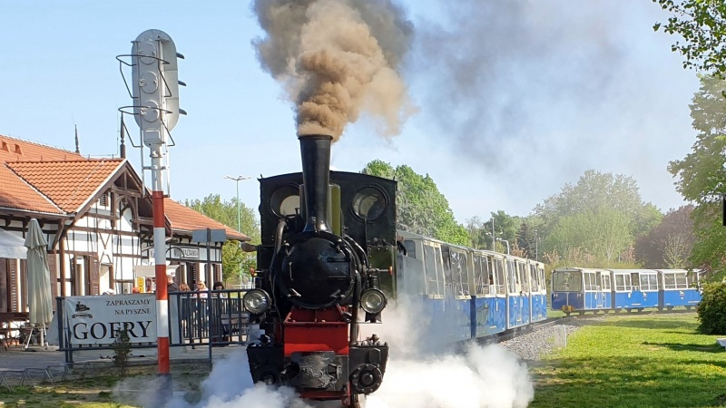 Zdjęcie przedstawia jadącą kolejkę Maltanka.