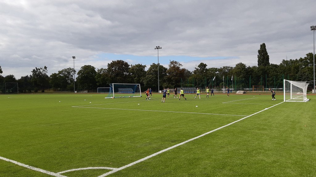 Galeria zdjęć przedstawia nową nawierzchnię boiska w Młodzieżowym Ośrodku Sportowym na Śródce.