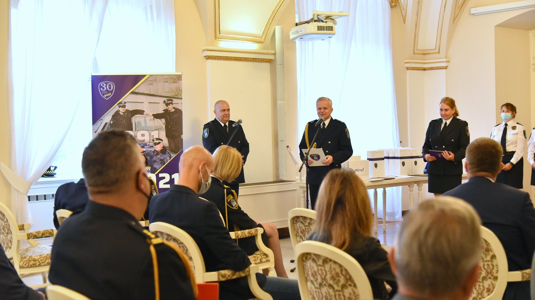 Galeria zdjęć z uroczystości z okazji Dnia Straży Gminnej - fotografie przedstawiają władze miasta i nagrodzonych strażników.