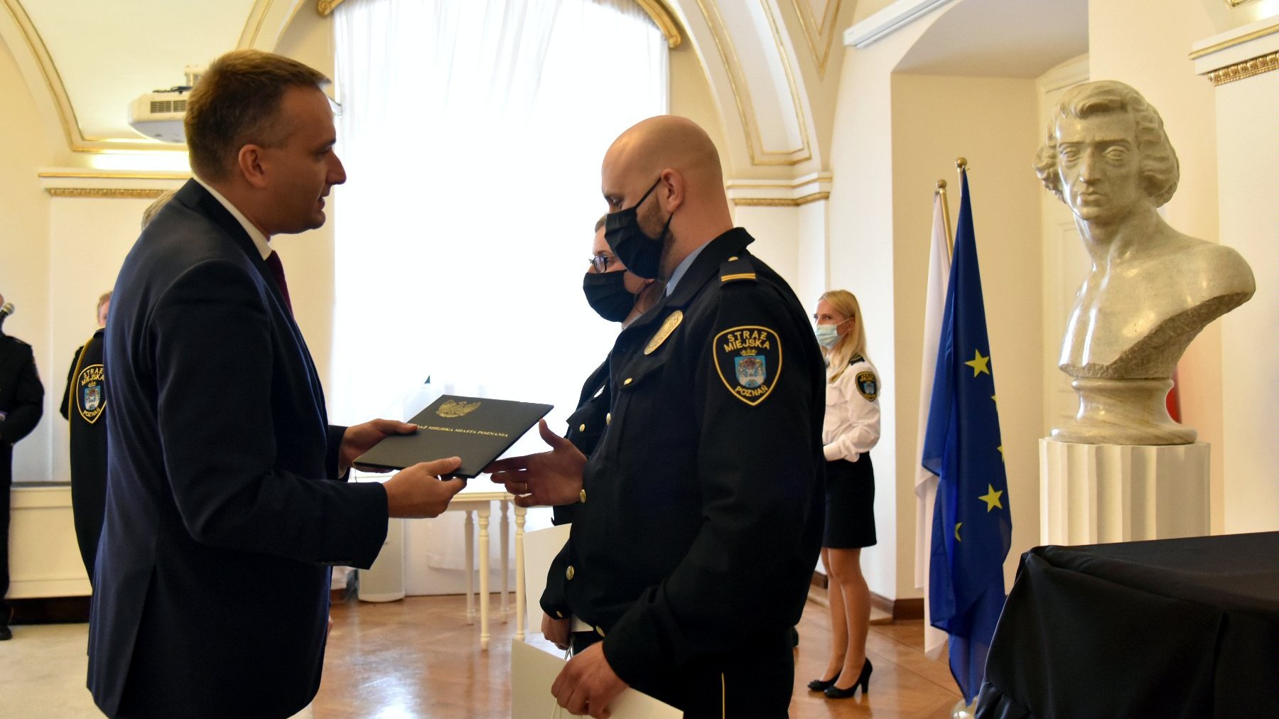 Galeria zdjęć z uroczystości z okazji Dnia Straży Gminnej - fotografie przedstawiają władze miasta i nagrodzonych strażników.