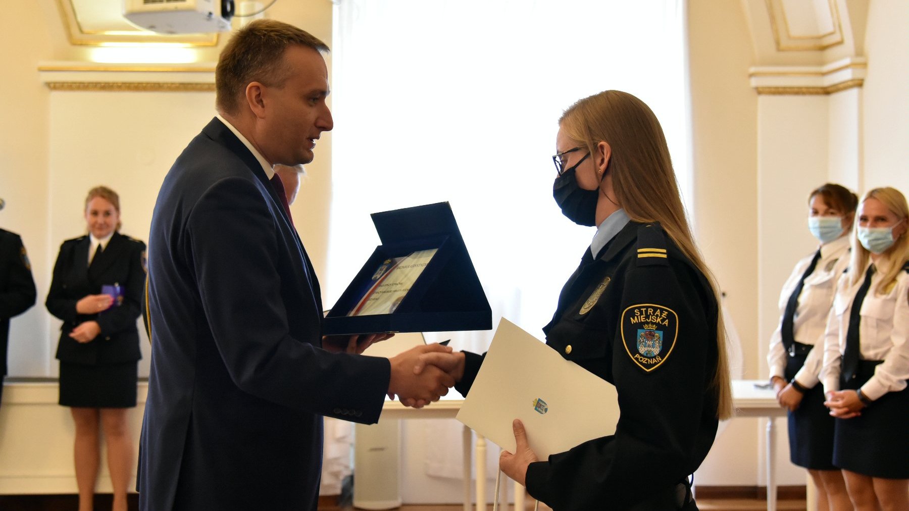 Galeria zdjęć z uroczystości z okazji Dnia Straży Gminnej - fotografie przedstawiają władze miasta i nagrodzonych strażników.