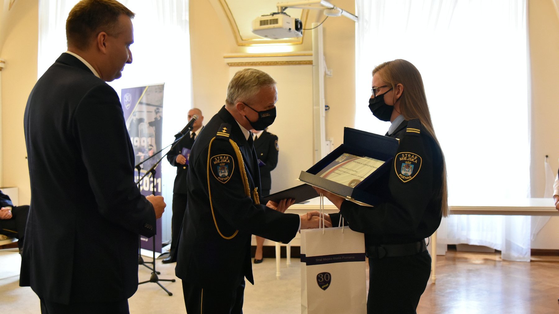 Galeria zdjęć z uroczystości z okazji Dnia Straży Gminnej - fotografie przedstawiają władze miasta i nagrodzonych strażników.