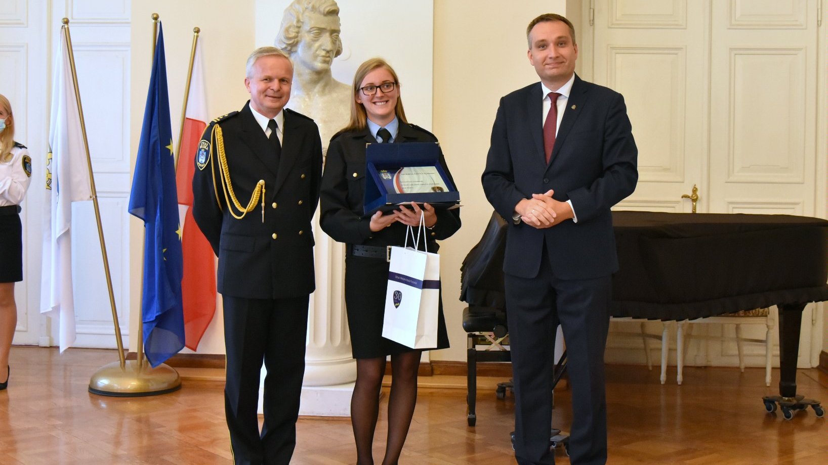 Galeria zdjęć z uroczystości z okazji Dnia Straży Gminnej - fotografie przedstawiają władze miasta i nagrodzonych strażników.