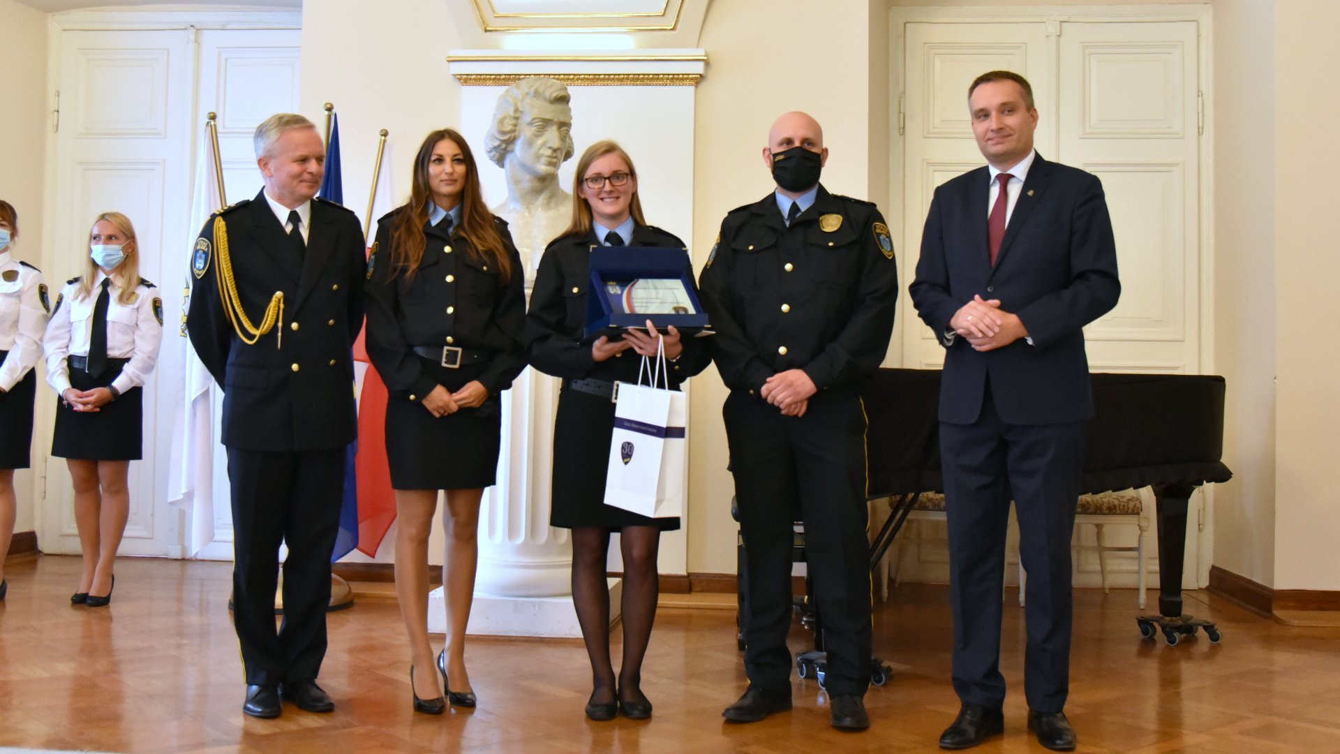 Galeria zdjęć z uroczystości z okazji Dnia Straży Gminnej - fotografie przedstawiają władze miasta i nagrodzonych strażników.