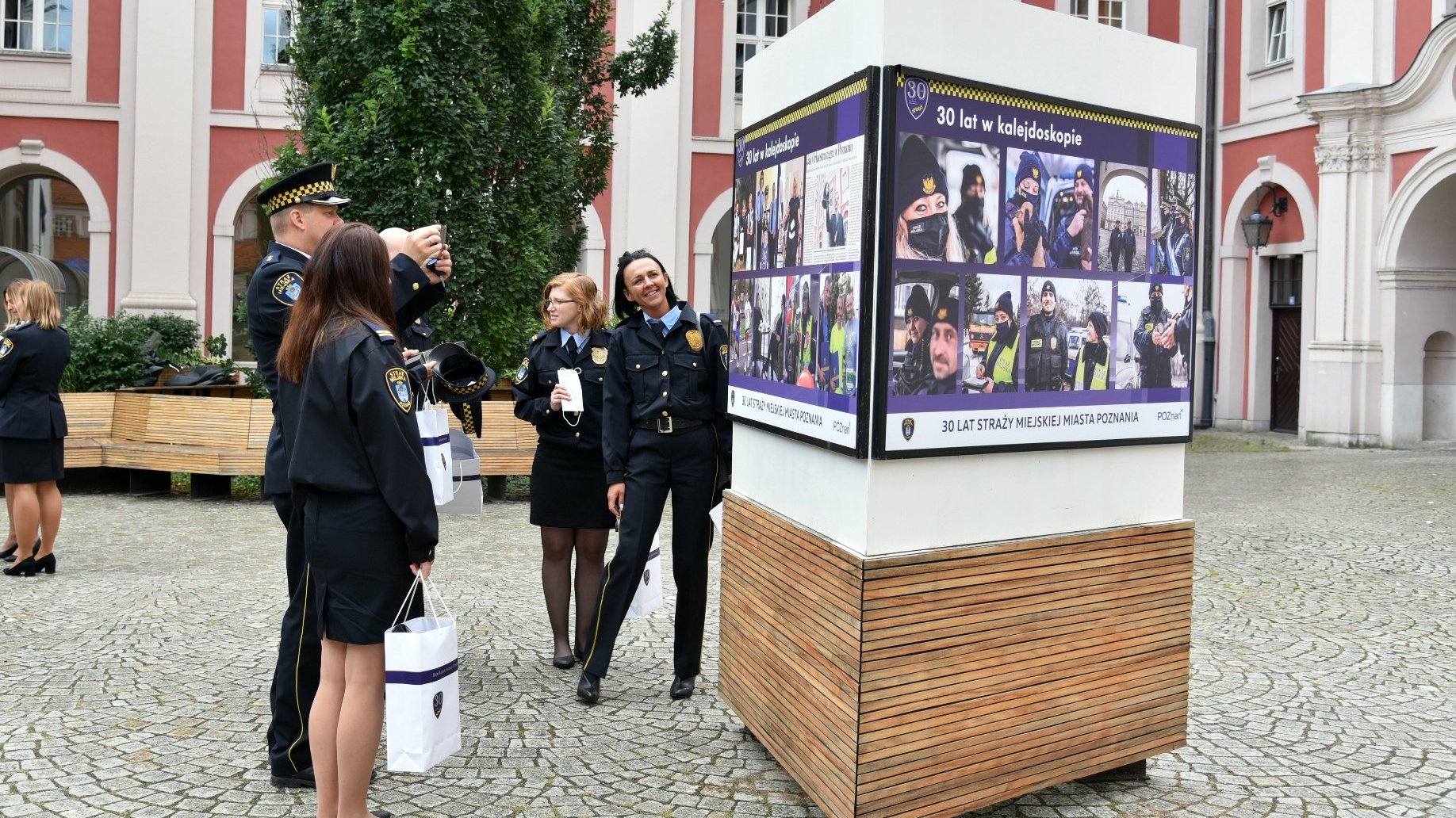 Galeria zdjęć przedstawia wystawę na dziedzińcu urzędu miasta.