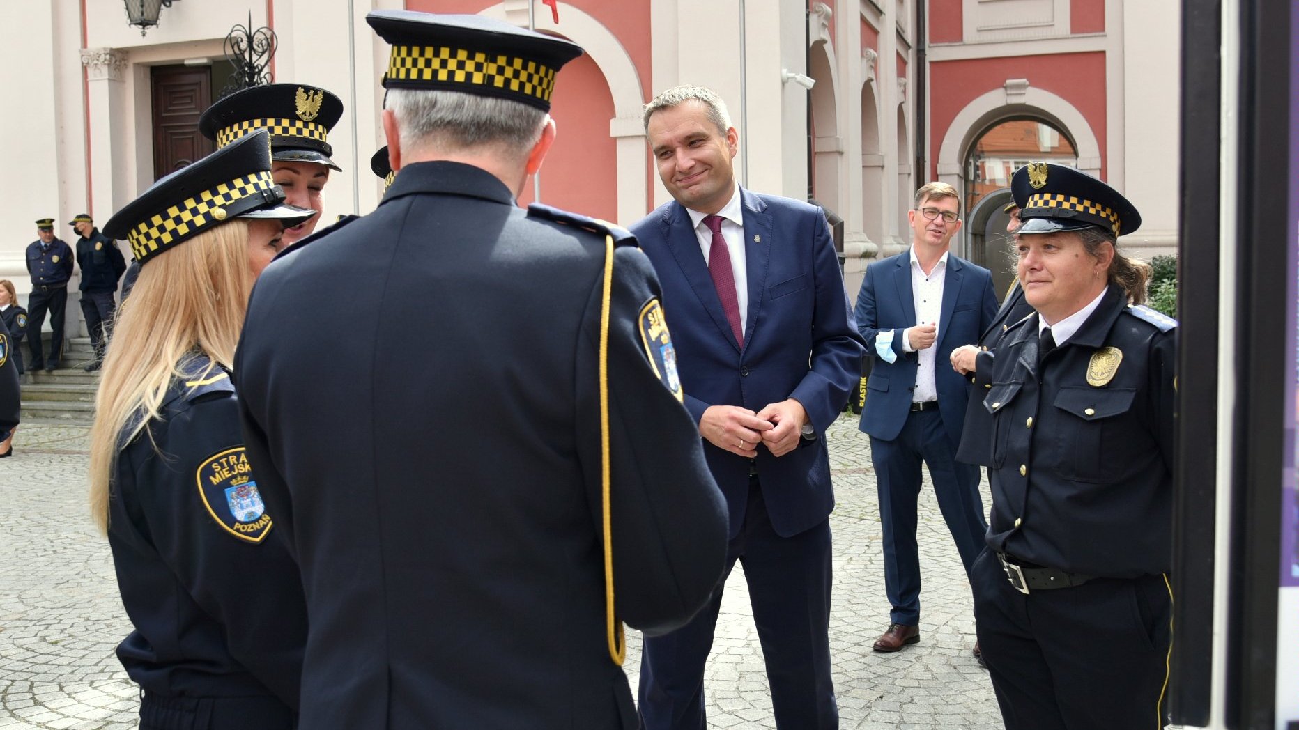 Galeria zdjęć przedstawia wystawę na dziedzińcu urzędu miasta.