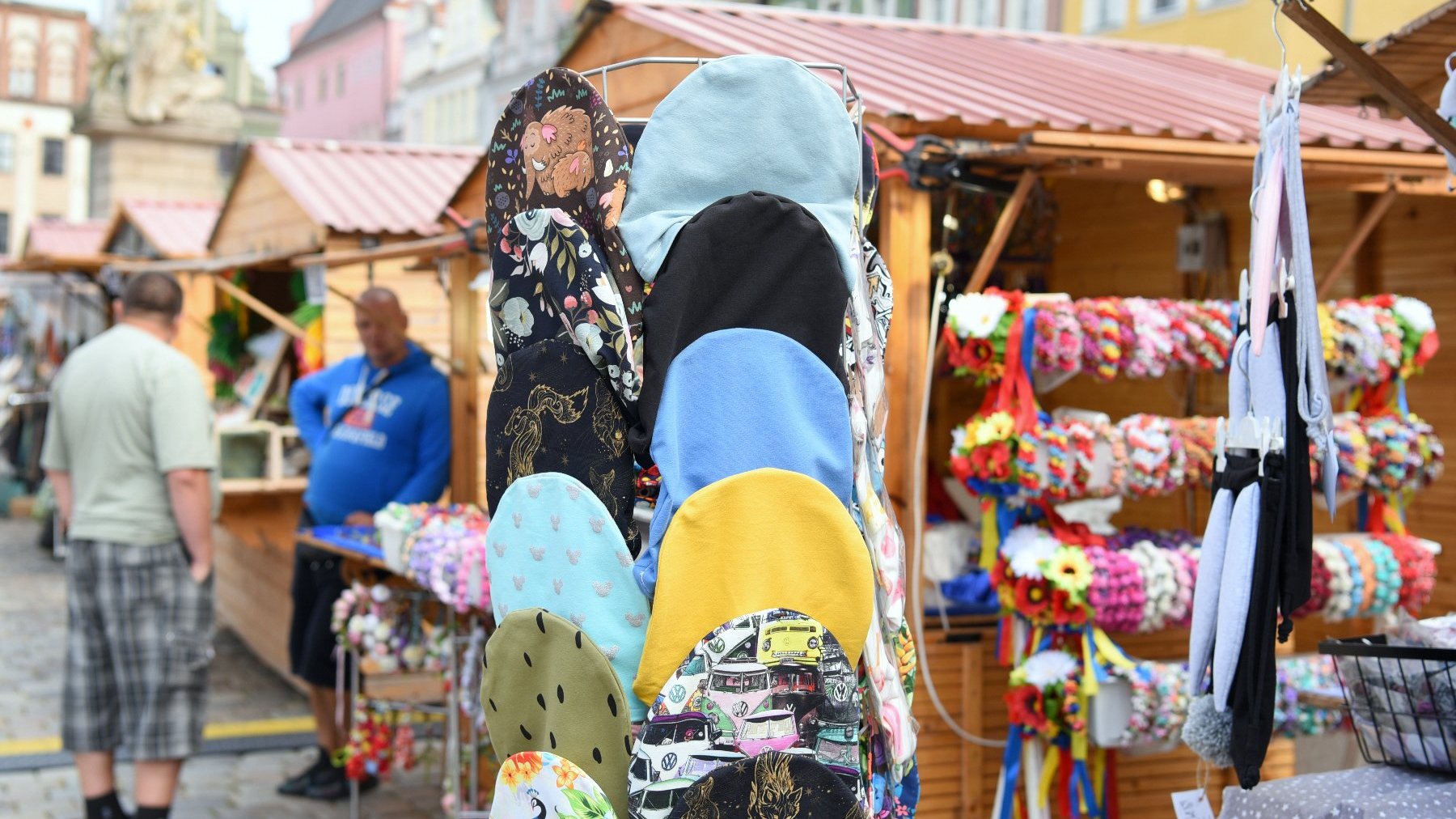 Galeria zdjęć przedstawia stoiska handlowe na Starym Rynku.