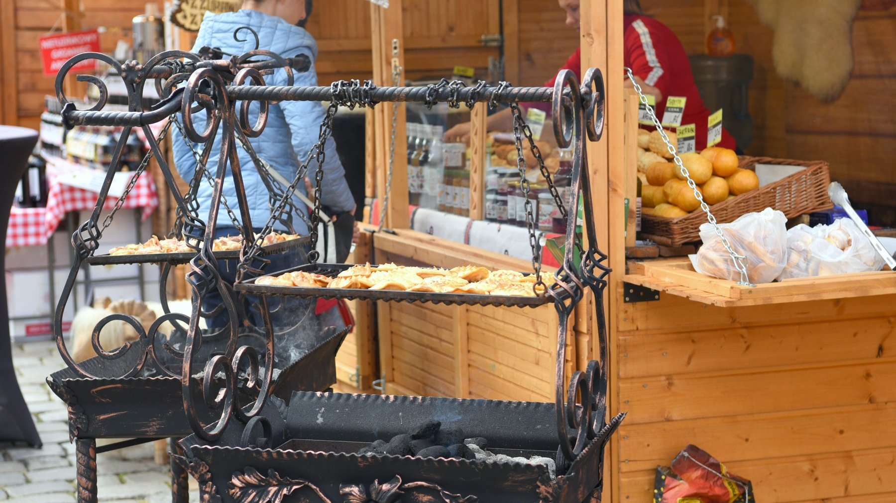 Galeria zdjęć przedstawia stoiska handlowe na Starym Rynku.