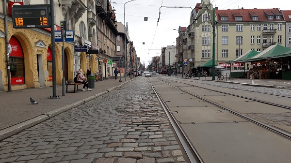 Zdjęcie przedstawia ul. Dabrowskiego przed budową przystanków - grafika rozmowy